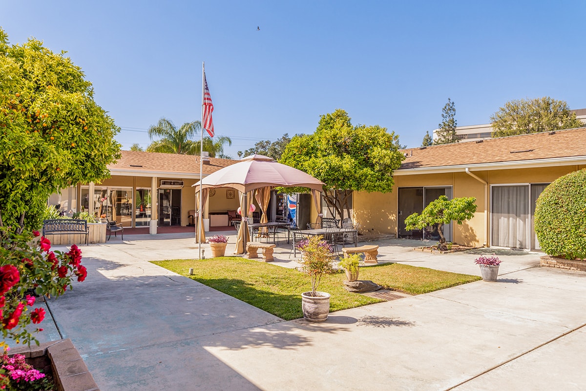 Grassy courtyard at Redlands Healthcare Center
